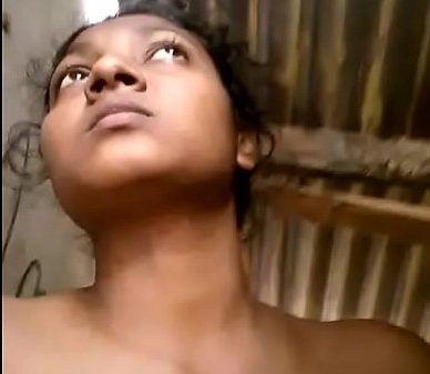 Ilamaiyaana Tamil pen mulaiyai kaamithu pundaiyil viral podugiraal