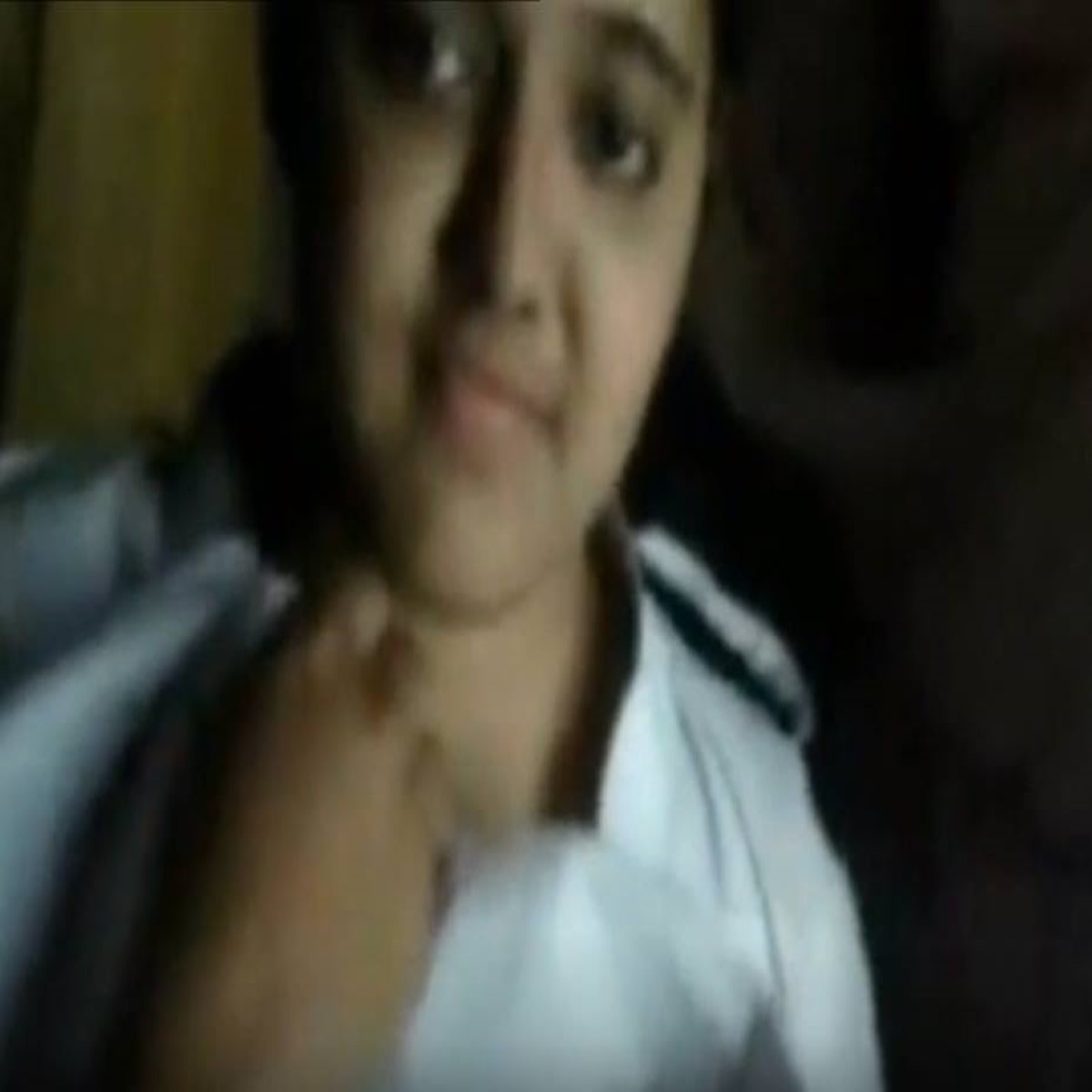 Chithi Magalin Aadai Thookki Paarkkum Hot Tamil XXX Video