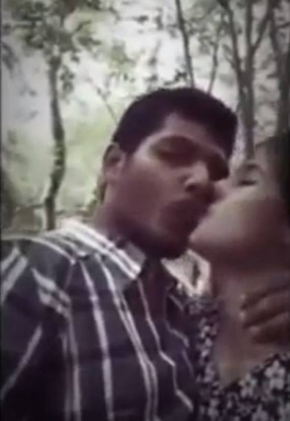 Ooruku Sellum Kaloori Tholiyai Liplock Adtha Tamil Kiss Video