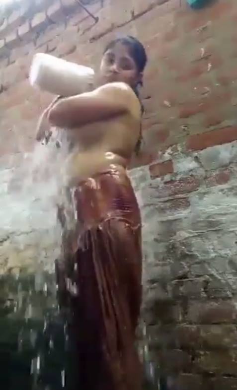 Paavaadai Aninthu Kulikkum 19 Vayathu Teen Mangai Tamil Bath Video