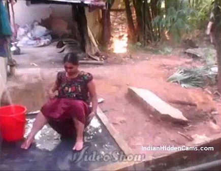 Aunty Koothiyil Theithu Tamil Bath Sex Kulithu Mulaiyai Kanbikiral