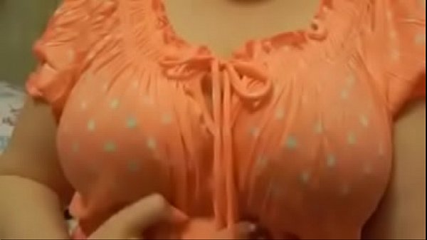 Tamil Big Boobs Paal Mulaiyai Kanbithu Thadavi Moodu Eatrugiraal