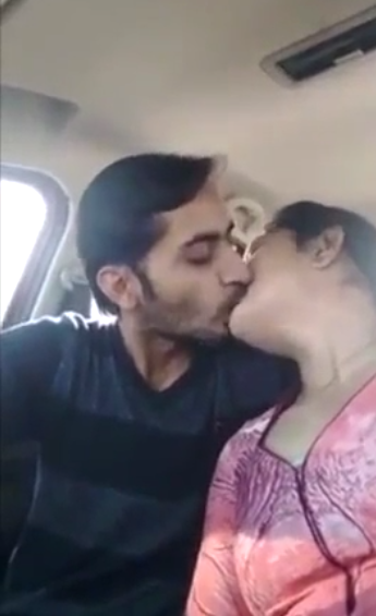 Young auntyudan romance kiss seitha tamil car sex