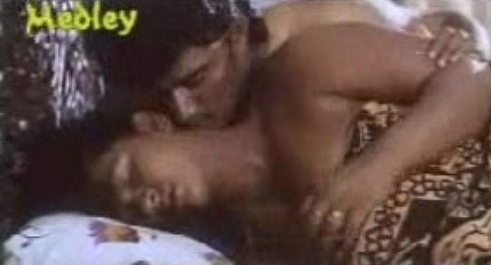 Mallu auntyai porvaikul pugunthu ookum shakeela sex movie