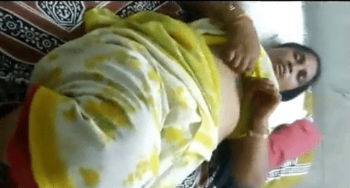 Salem aunty pavadaiyai thuki pundaiyai kanbithu ookum sex video