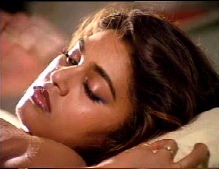 Ilamaiyaana paiyanudan sex seithu mudithu vitu kalaipaaga urangum silk smitha sex video