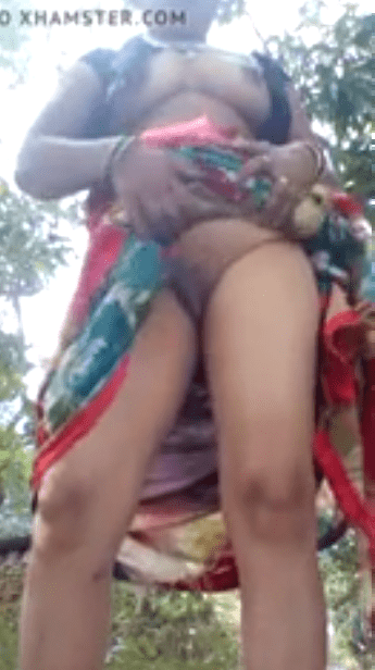 Village tamil aunty outdooril saree thukki kattum video