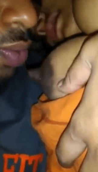 Tamil anni sexiyaana karupu mulai kaambil kozhunthan paal kudikum sex video