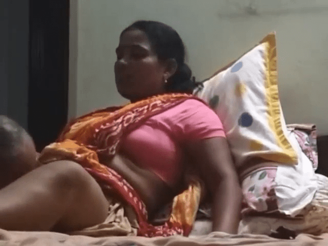 Velaikari pundaiyai nakkiya owner tamil maid sex
