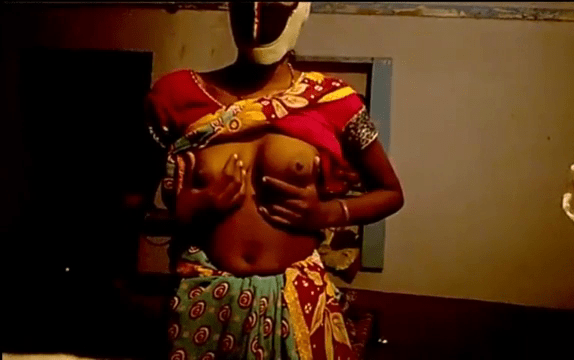 Thevidiya manaivigal mulaiyil paal vara vaithu kanbikum tamil sex clips