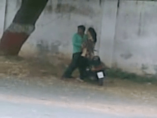 Roadside thevidiya pennai bikeil seiyum tamil outdoor sex