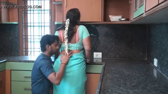 Mallu auntyai ilamaiyaana paiyan romance seithu mulai thadavum tamil sex padam