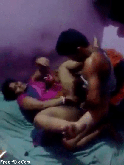 Tamil aunty sex pudavaiyai thuki adi pundaiyil ookum video