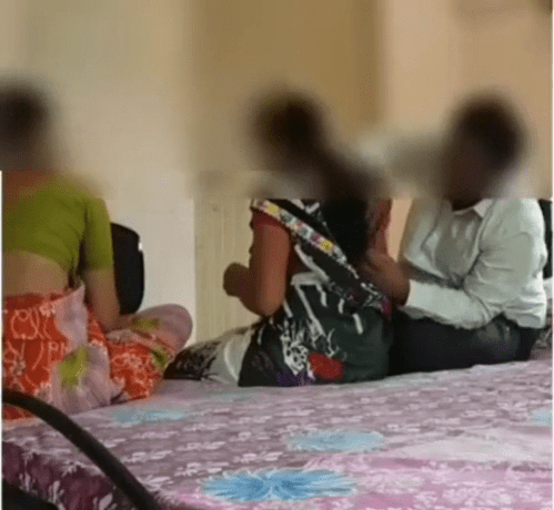 Iru vibachaarigalai thadavi sex seiyum tamil group sex video