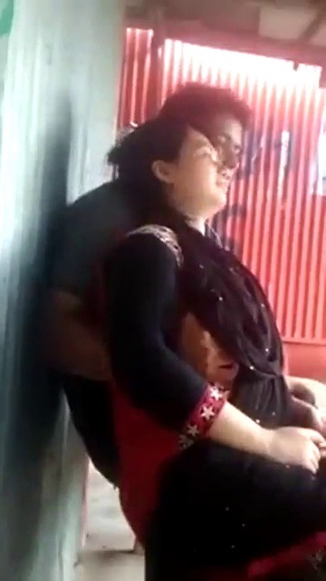 Mom mulaiyil kai vaithu pisainthu kiss seiyum tamil aunty sex video