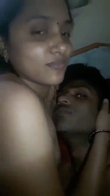 Madurai akka thambi poolai urinthu oombum tamil sister sex video