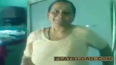 Nanbanin ammavai paiyan ookum tamil mom sex video