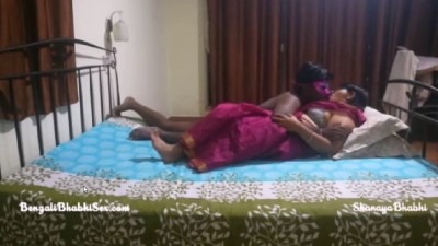 Mulaiyai pidithu thadavi sex seiyum tamil aunty sex com videos