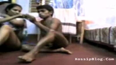 Madurai ilam aan auntyai oothu kanju irakum tamil video