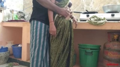 Saree aninthu aunty pool oombi ookum tamilxnxx videos