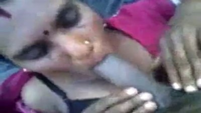 Aadu meikum wife kuthiyil saree thuki ookum aunty sex video