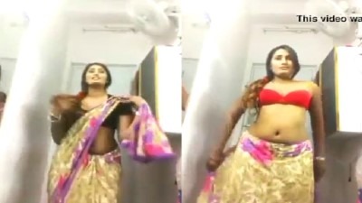 Thirumana vayathu irukum pen saree aninthu kaatum sex video