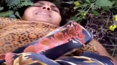 Pollachi maadu meikum auntyai saree thuki ookum village video