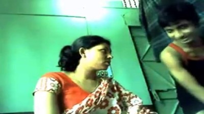 Vellore vibachaari saree thuki ooka kuthi kanbikum mms videos