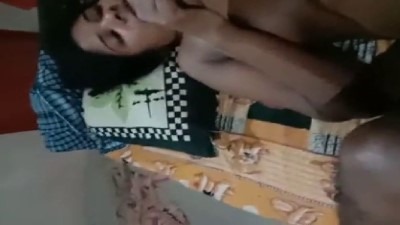 Manaivi nudedaaga karupu mulai kanbithu paduthu irukum aunty videos