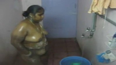 Kumbakonam big aunty mulai kanbithu nudedaaga bath seiyum videos