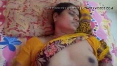 Kanjupuram aunty saree thuki ookum x videos