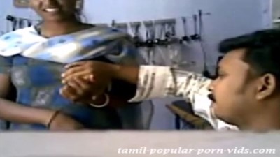 Thiruppur mobile shopku vantha pennai mulai pisaiyum hot video