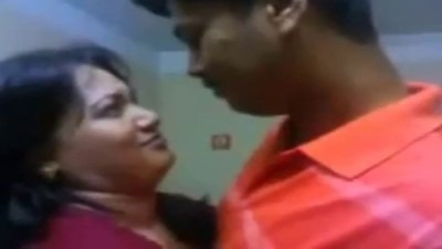 Thiruppur auntyai kiss seithu mulai pisaiyum porn video