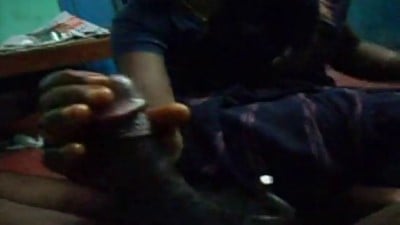 Kanchipuram aunty oil ootri kai adithu kanju edukiraal