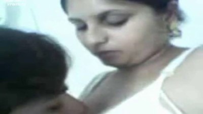 Kamaveri magan ammavai kiss seithu mulai sappum ool video