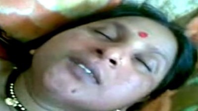 Madurai village aunty pundaiyai oothu vinthu edukum sex scene