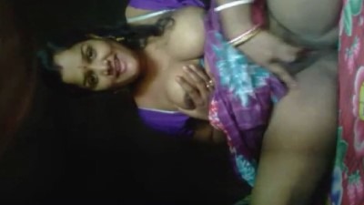 Village aunty saree kayati boobs pundai kaatum ool video