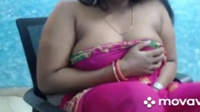 Aunty mulai meethu saree aninthu live show panugiraal