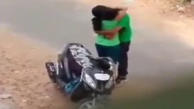 Outdooril couple kiss seithu katipidikum sex capture