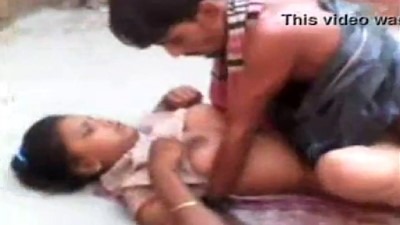 Pollachi village desi aunty kuthiyil oothu kanju irakugiraan