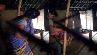 Village manaiviyai ilam aan oomba vaithu saree thuki ookiraan