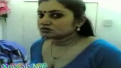 Beautiful tamil aunty nudedaaga paduthu romance seigiraal