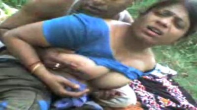 Village beautiful aunty kiss seithu mulai pundai kaatugiral