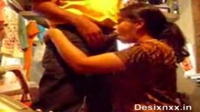 Desi wife kathalan sunniyai oombi kanju kudikum ool video