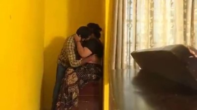 Tamilnaduauntyxxx - Big tamil aunty katipidithu mulai thadavi ool panum secret sex video