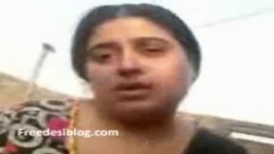 Village aunty kathalan sunni oombi pundaiyil vitu seigiral