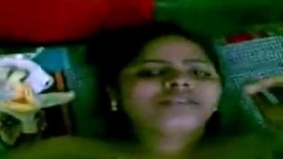 Madurai young aunty boobs pisainthu oomba vidugiran