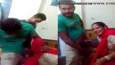 Aunty item sunniyai vaaikul vitu oombum group sex tape