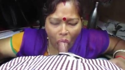 Thiruppur big aunty sunniyai oombi vinthu edukum hot tape