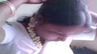 Thiruppur big aunty mulai kanbithu saree thuki ookiral